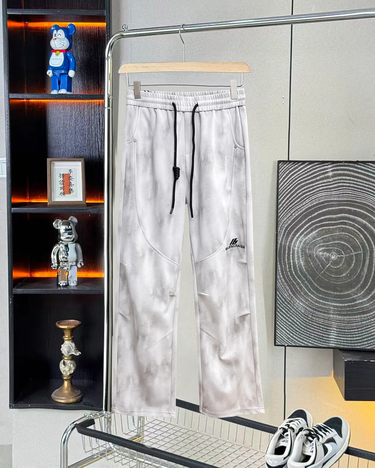 Balenciaga 🆕2026 Autumn and Winter New Arrival Casual Pants! The official website will be released simultaneously. Brand Classic LOGO casual pants, customized fabrics, excellent comfort and strong touch. Highly recognisable, perfect appearance and craftsmanship. Size:M-3XL